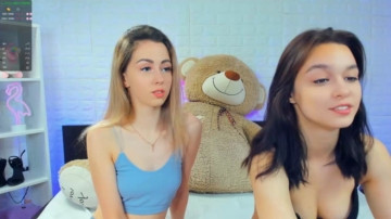 W0wgirls  05-06-2021 tongue Couple