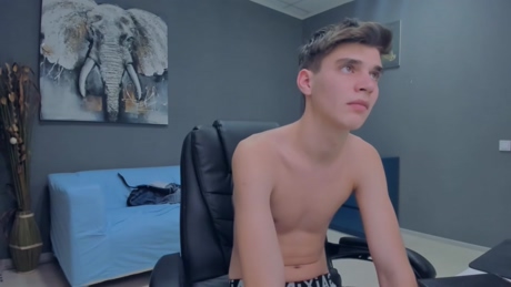 gavincolex  04-01-2022 video striptease