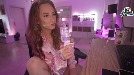 hannahjames710  17-01-2022 tits Females