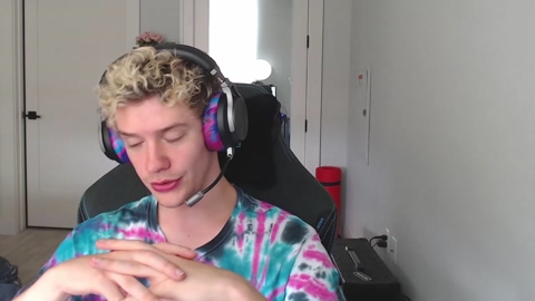 ironthud  08-06-2022 video kissing