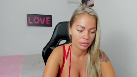 missy_slapalot  04-08-2022 kissing Couples