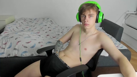 aron_neall  12-08-2022 video yummy