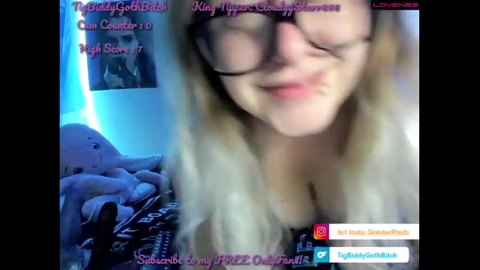 tigbiddygothbitch 26-08-2022 kissing 
