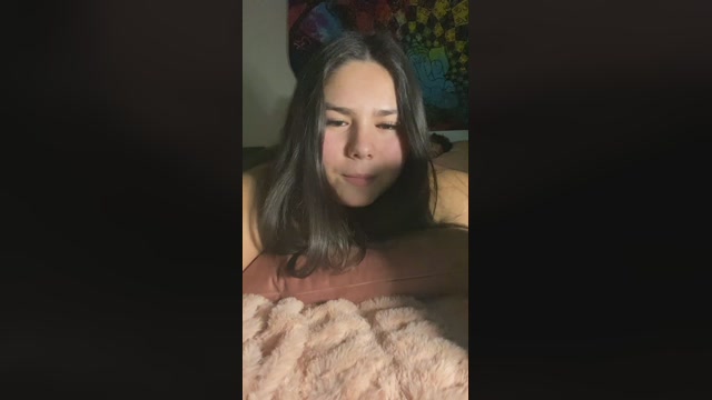 Christinna3 08-10-2022 kissing 