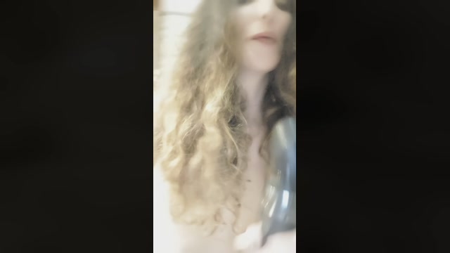 Mia83 15-10-2022 Topless 