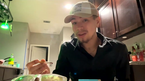 holdthesausagehostage  22-04-2023 video striptease